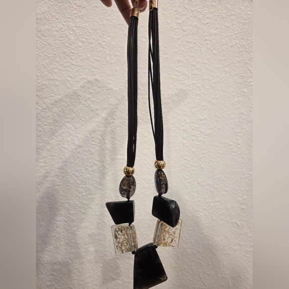 Jewelry - Elegant Black and Gold Necklace